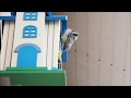 Синичник на балконе. Птицы строят гнездо.