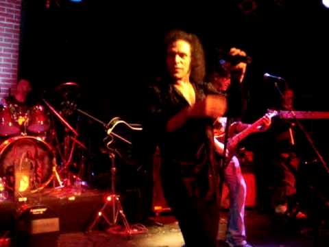 HOLY DIVER (RONNIE JAMES DIO TRIBUTE in USA) perfo...