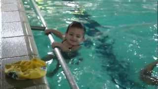 Nenem Relaxando E Brincando Na Beira Da Piscina