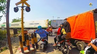 Tanpa AMPUN ! KA Barang NGEBUT Lewat Perlintasan KA Tanjung Pura