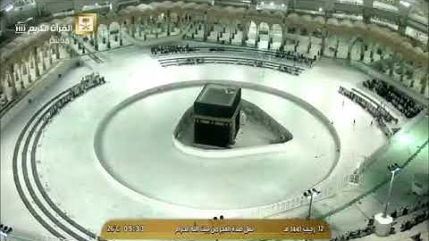 الشيخ ياسر الدوسري يتلو آيات مؤثرة بعد عزل  الكعبة عن الطائفين لمنع انتشار العدوى ، منظر مهيب