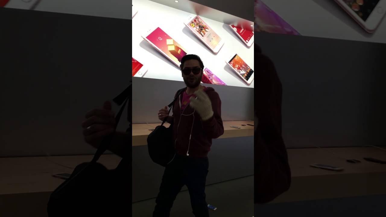 Video till Idiot går loss med bouleklot i en Apple Store
