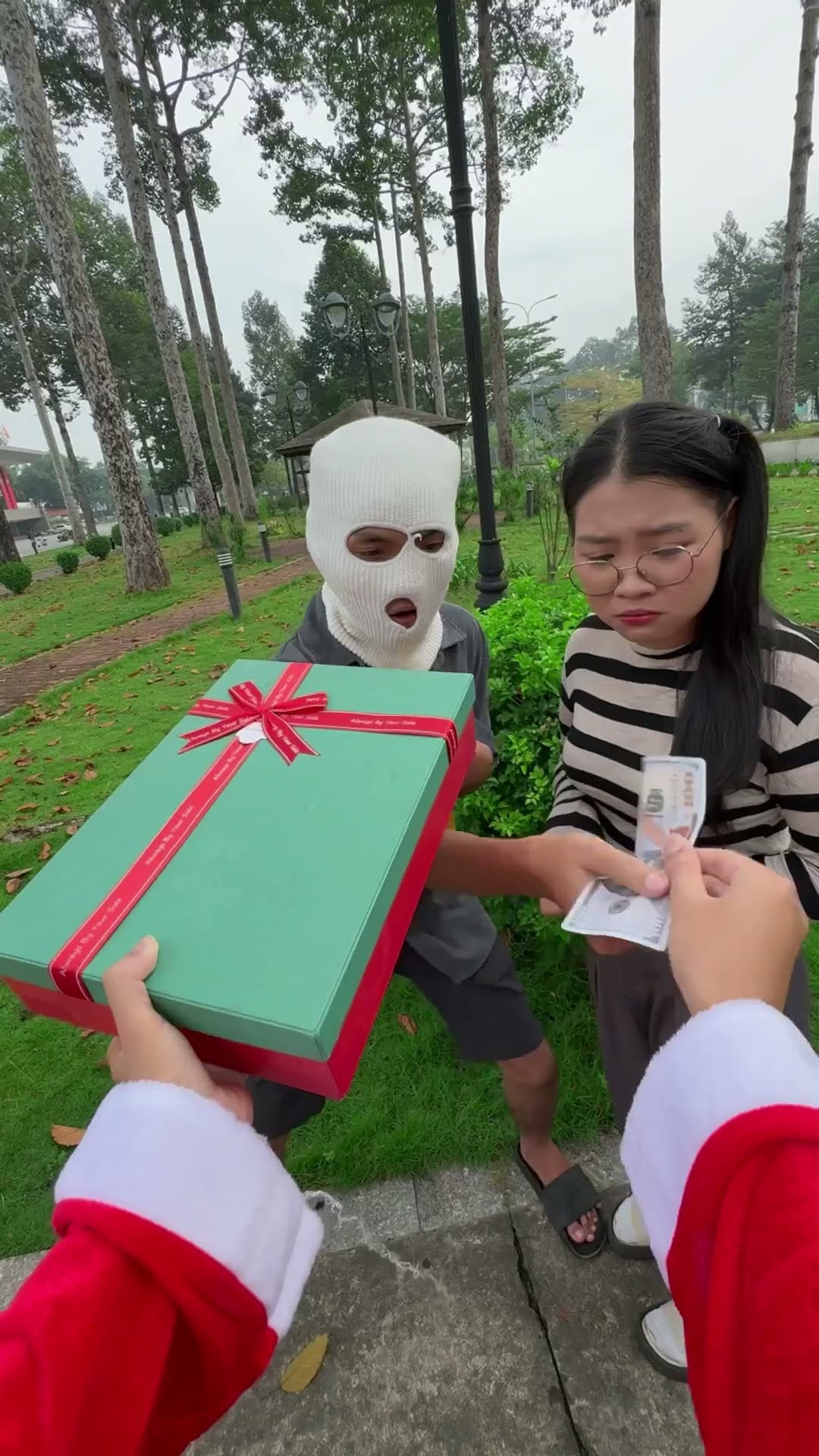 LNS - Ông già Noel và tên cướp xui xẻo || Santa and unlucky thief #shorts
