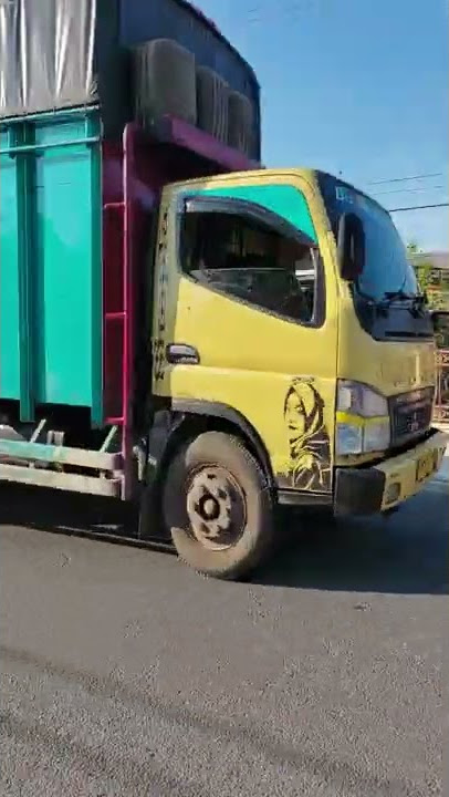 Mobil mainan - Truk oleng lewat #short #shorts