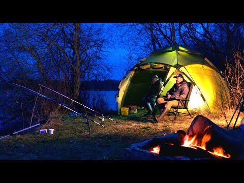 Видео: Рыбалка с ночёвкой на донки. Замёрз как собака. Засохший лес. Костёр. Лещ