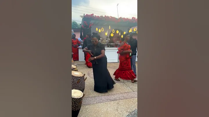 Beautiful Ghanaian Woman Stuns Crowd with Adowa Dance 💃🏽🔥 #shorts