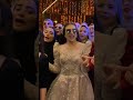 العروسه القمر لابسه النظاره و بترقص و بتغني واصحابها بيرقصوا بيغنوا معها