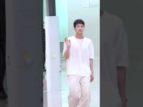 #방탄소년단 #진 전역 후에도 잘생긴 얼굴은 여전 &amp;#<strong>39</strong>;월드와이드핸섬&amp;#<strong>39</strong>; 어디 안가네~ #<strong>BTS</strong> #JIN #출국 #공항패션  #shorts #아미 #ARMY