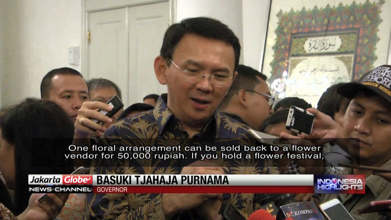 City Hall's Wreaths Of Flowers Moved To Natioal Monument As Numbers Increase