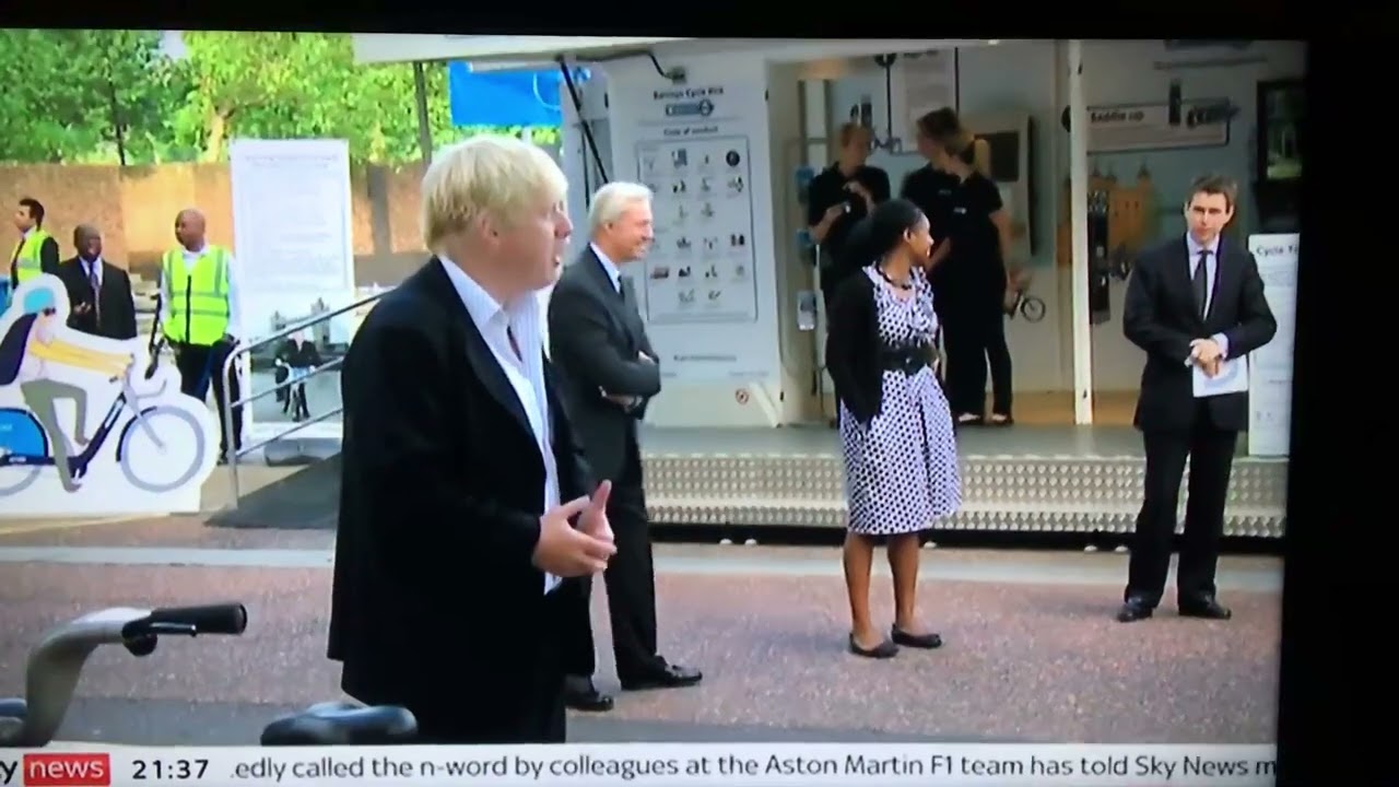 Wow!! Boris Johnson’s backward throw of basketball !!