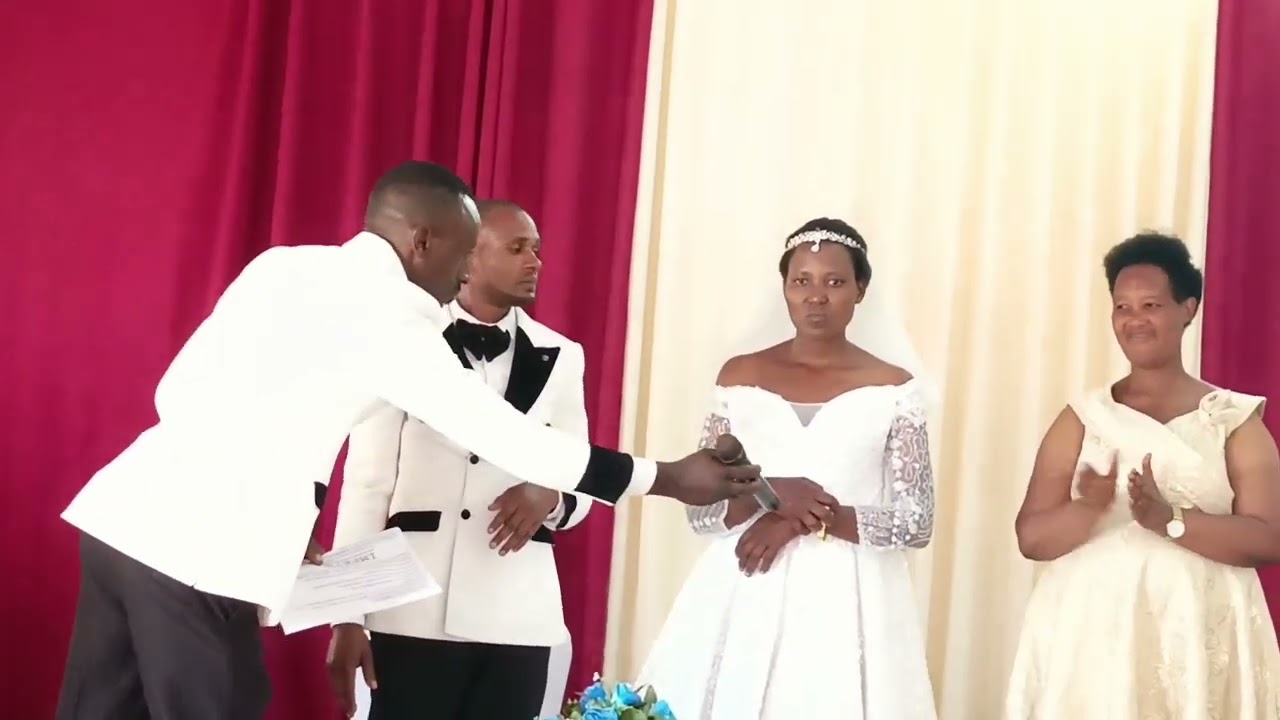 NYUMA YIGIHE KININI BATECYEREJE BWABUKWE  BURATASHYE IMANA IRANSHOBOYE!!