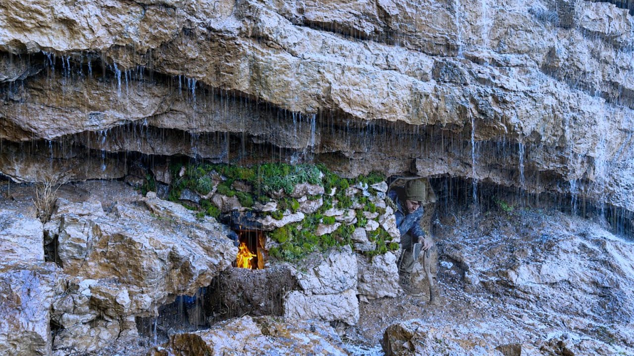 Caught in Heavy Rain & Thunderstorm — Building a Bushcraft Survival ...