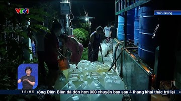 Người dân đội nắng, thức đêm hứng từng can nước giữa mùa hạn ở Tiền Giang | VTV24