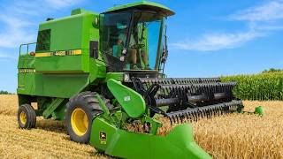JOHN DEERE 4425 Combine Harvesting Wheat