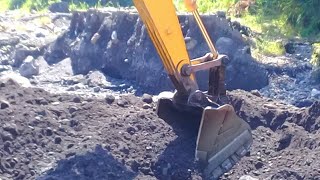 sand mining || Komatsu PC 210 excavator working in a sand mine - andhry ex
