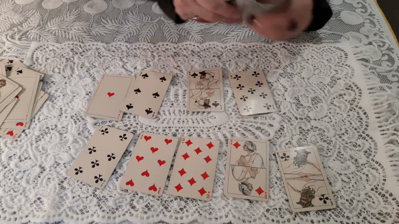 На Короля треф.  Кого он выберет в треугольнике