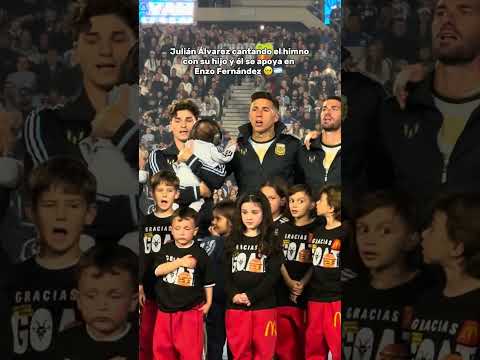 El hijo de Julián Álvarez apoyándose en Enzo Fernández es lo más tierno que vas a ver hoy #fútbol