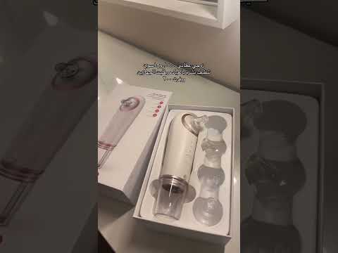 يستخدم الرجل التنظيف العميق للبشرة بجهاز هيدرا فيشل