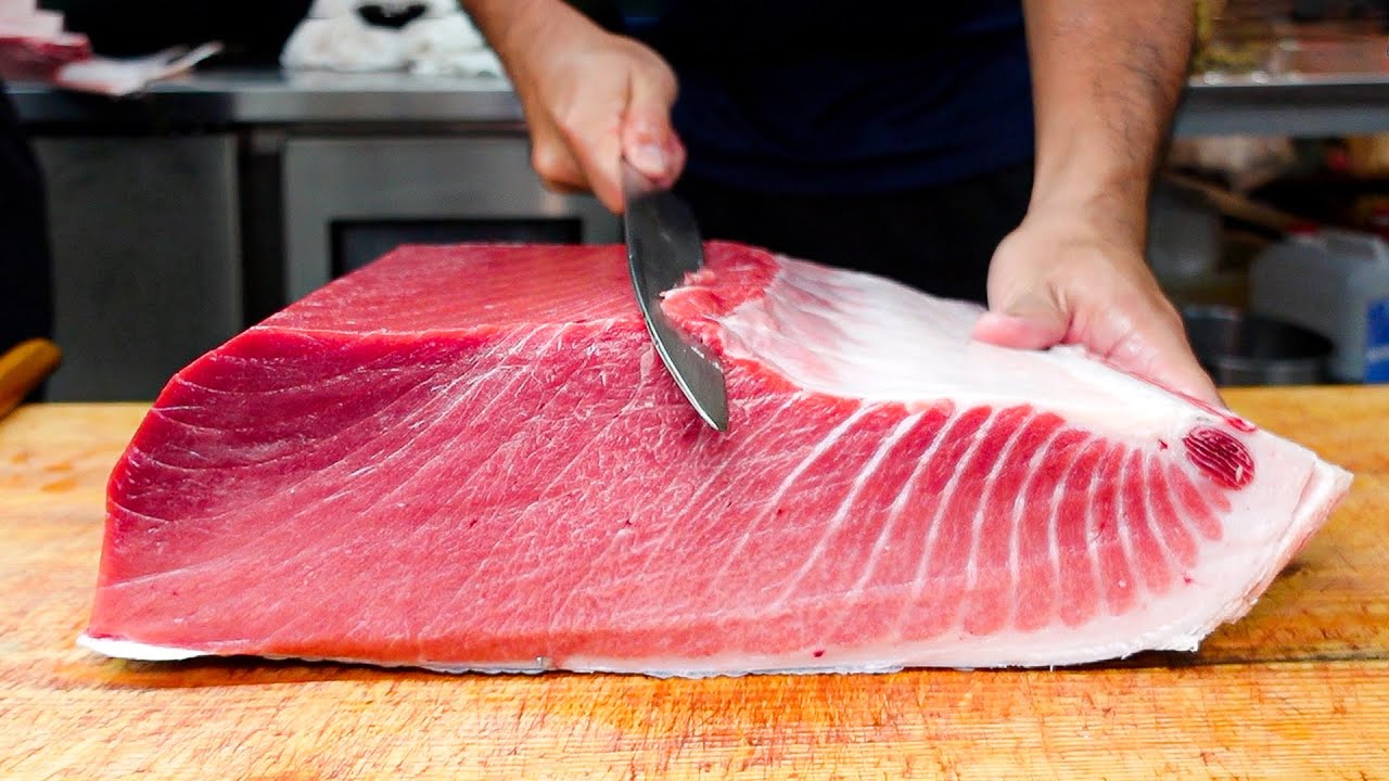 Cutting giant bluefin tuna to luxurious sashimi, teppanyaki tuna / 巨大黑鮪魚切割秀, 鐵板上腹肉 - Taiwanese food