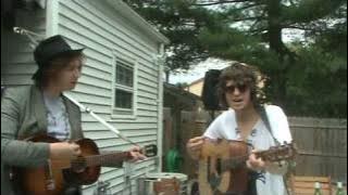 Kooks - She Moves in her own way, Live