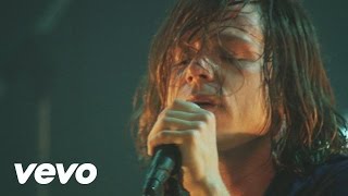 Смотреть клип Cage The Elephant - Shake Me Down (Live From The Vic In Chicago)