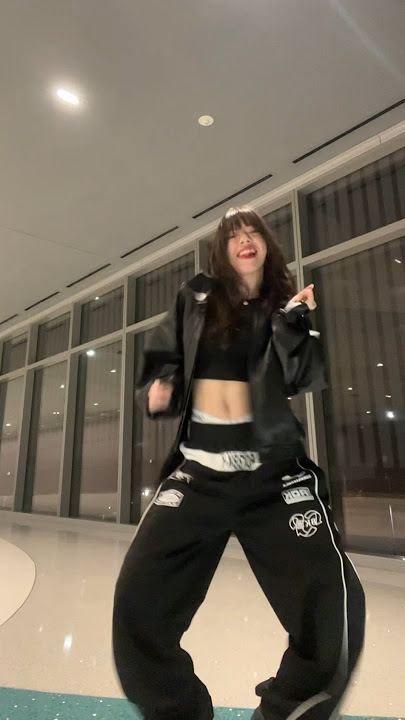 Ta Ta Ta ft. Jungkook dance trend @ the airport 😗 #standingnexttoyou #3D #bayanni #jasonderulo