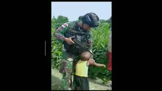 Anak Kecil Papua Viral Minta Gendong TNI