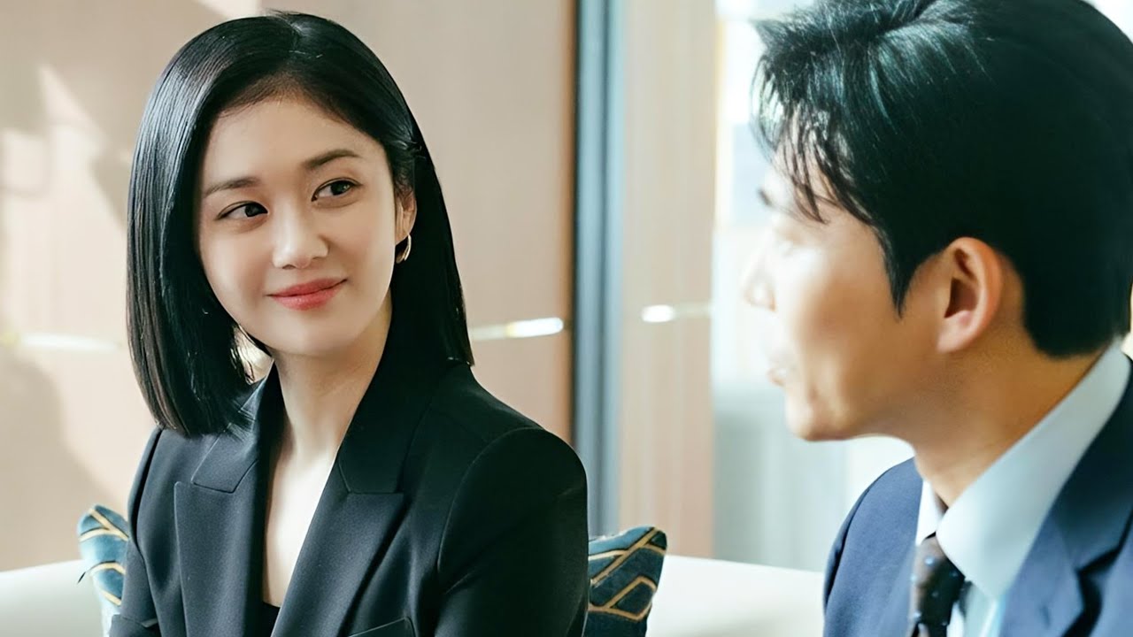 Она — грозный адвокат по бракоразводным делам, но её муж изменяет ей с её секретаршей, и она замы...