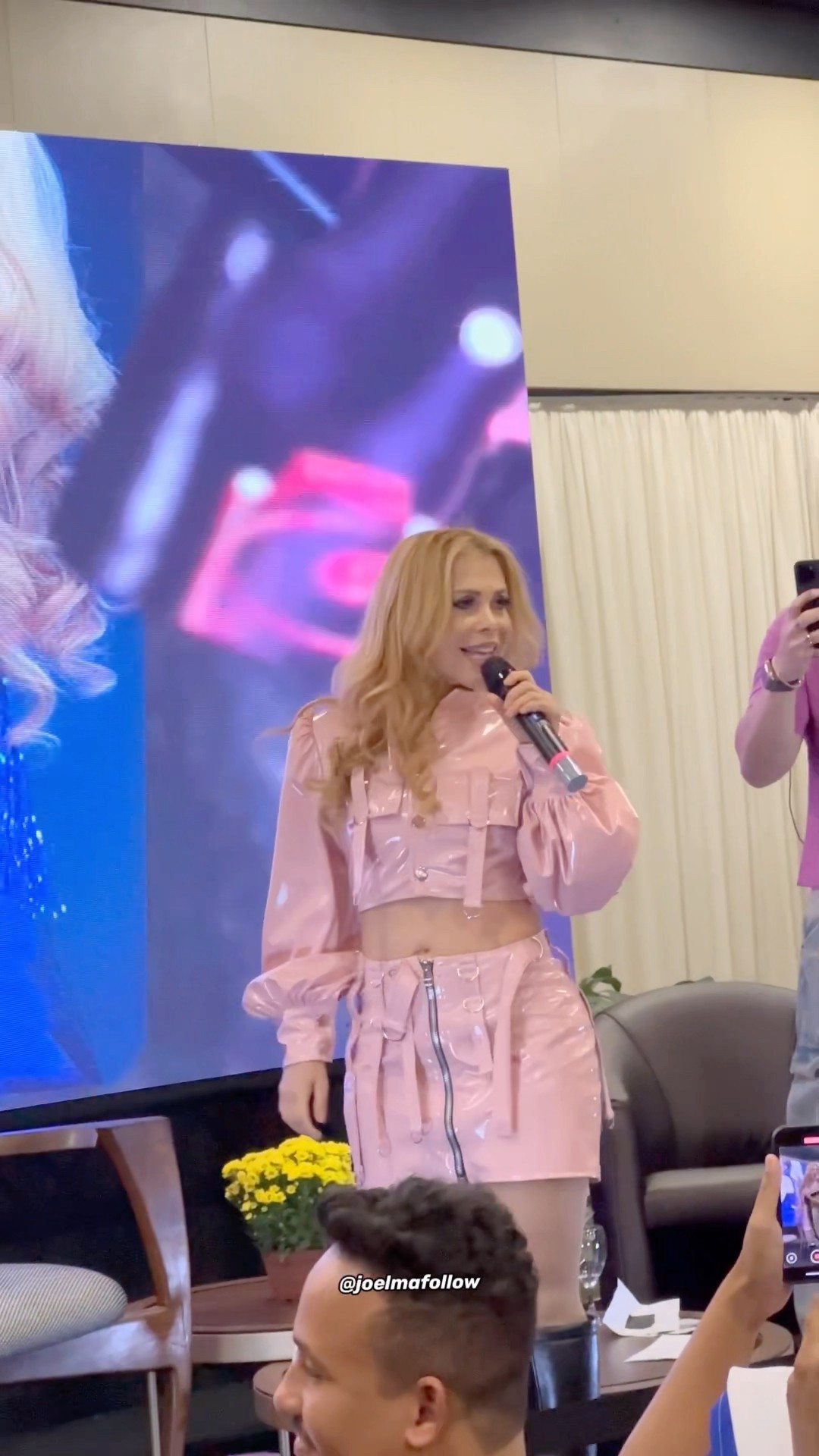 Joelma cantando Vamos ficar de bem