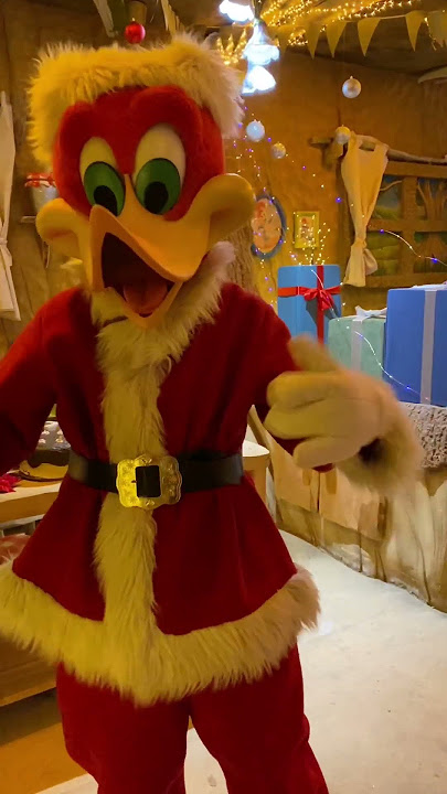 Woody and Winnie Woodpecker are dressed in their holiday best at PortAventura!