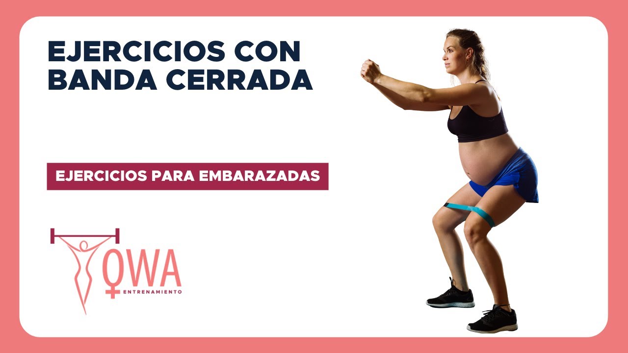 Mujer embarazada haciendo ejercicios de pilates con una banda