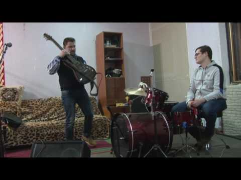 Video: Známy Basista Sa Bodne Sám