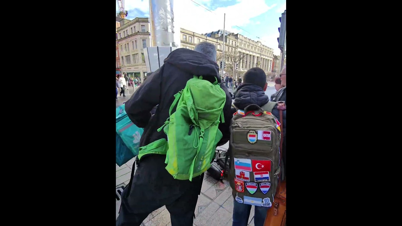 Водитель Deliveroo, мчавшийся по улице О'Коннелл, чуть не сбил двух пешеходов, упавших с велосипеда.