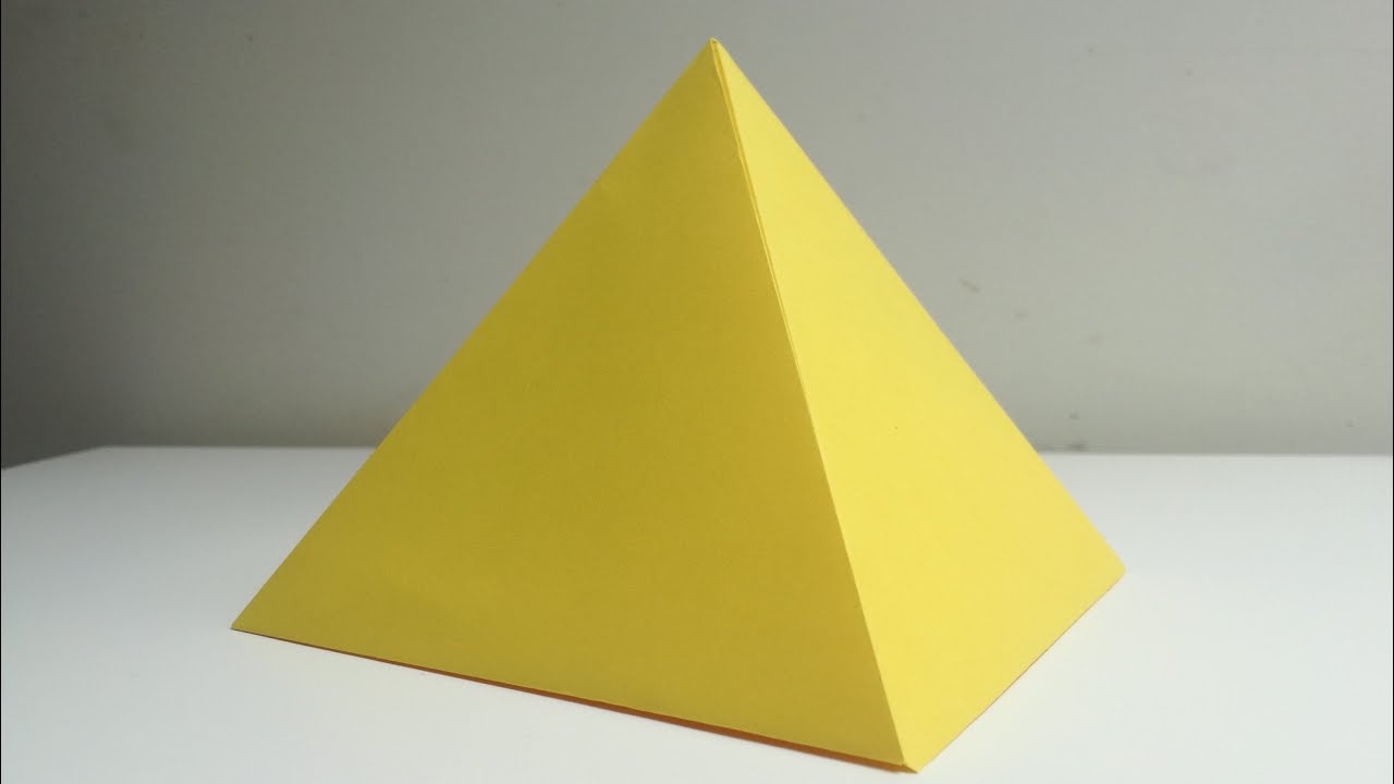 PYRAMIDE EN PAPIER