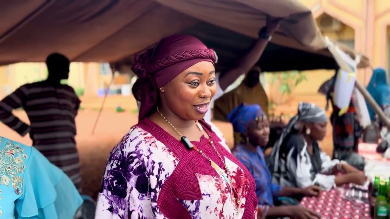 ELLE EXPOSE DES PAGNES QU’ELLE A TEINTE ELLE-MÊME 