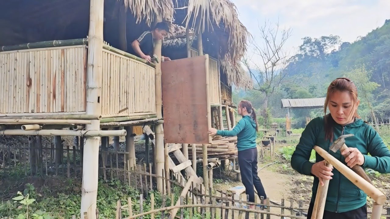 В свой выходной Вонг и Луен починили входную дверь в доме.