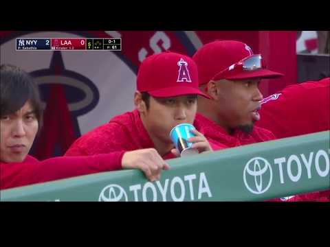 ベンチからチームを見守る大谷翔平