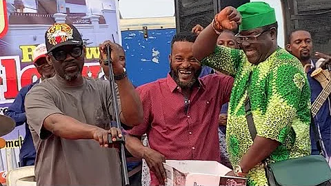 SEE WHAT HAPPENED BETWEEN ALABI PASUMA AND YORUBA ACTOR TAIWO HASSAN POPULAR KNOWS AS OGOGO ON STAGE