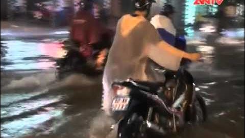 TP HCM: Mưa lớn, đường ngập, tối mịt chưa về được nhà