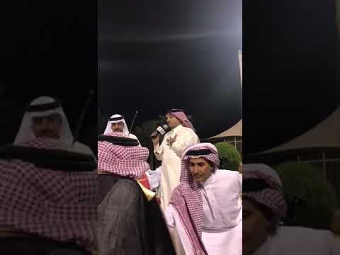 الشاعر عبدالواحد الزهراني يبكي امام ابوه ويسلم على قدمه