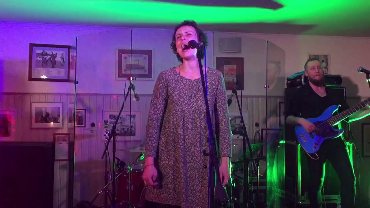 Чичерина - Блюдца @ Stroganoff bar&grill 15/09/2017 - YouTube