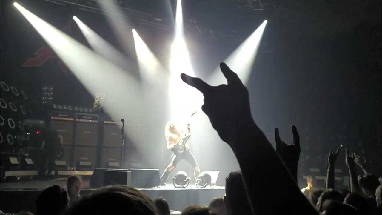 Airbourne Band introduction/Stand Up for Rock 'N' Roll Alsterdorfer