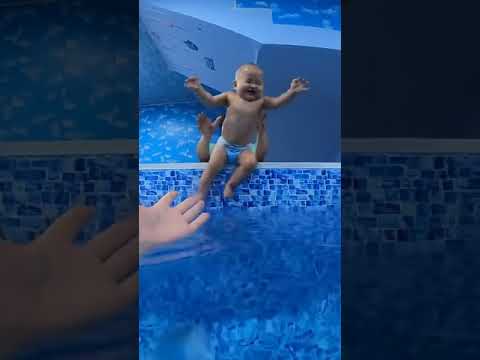 حديثي الولادة يستطيعون سباحة