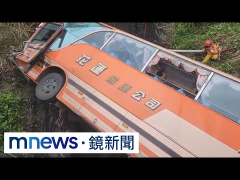 轎車違規左轉 客運遭撞失控翻覆釀1死4傷｜#鏡新聞