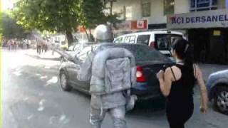 BİNDİK BİR ALAMETE GİDİYOZ KIYAMETE -ATDA- living statues