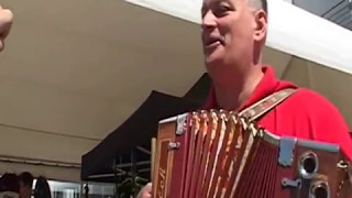 Man plays helikon accordion @ Savanna Cafe. Prasa na bicykli 2016