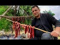 Fumer du buf sch dans le dsert et cuisiner de la viande fume avec des haricots en plein air