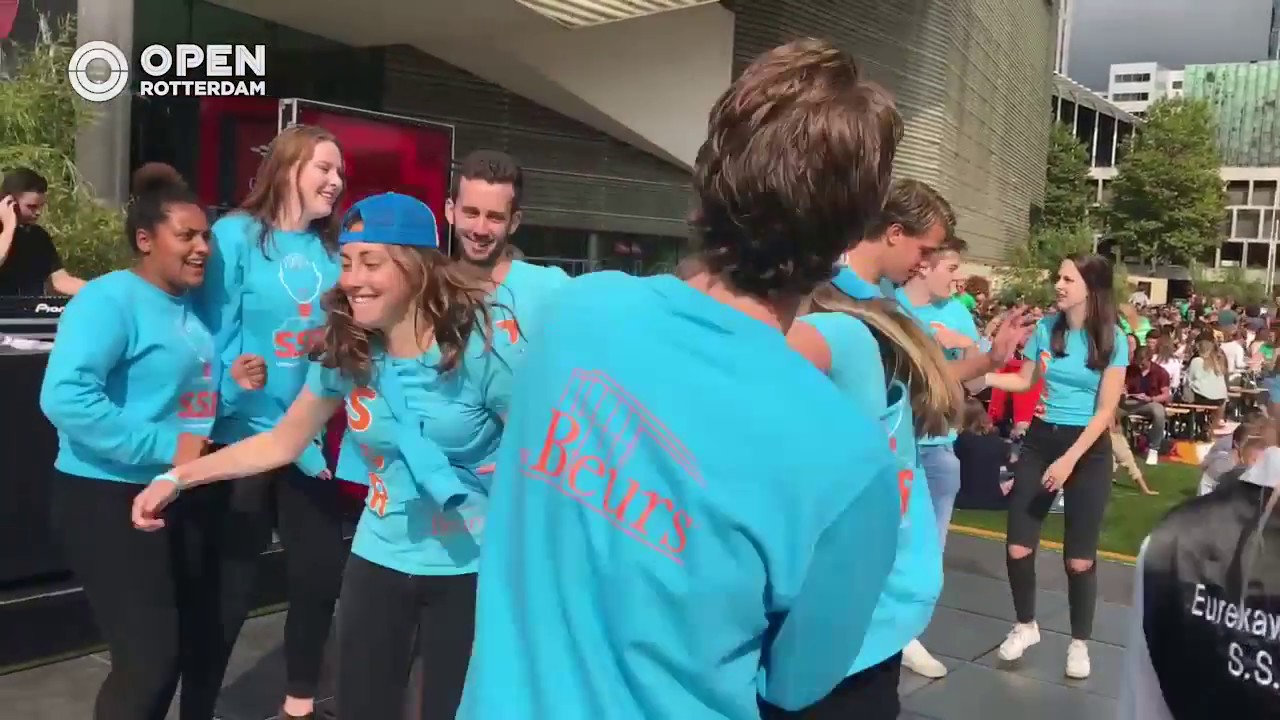 010nu - Dansende studenten wekken energie op tijdens Eurekaweek lokale präpositionen übungen