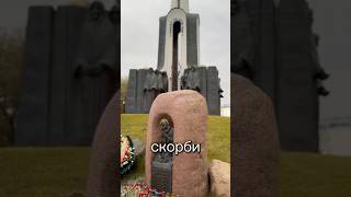 Сразу у входа — гранитный валун с бронзовой иконой Божьей Матери. Это первый камень, установленный