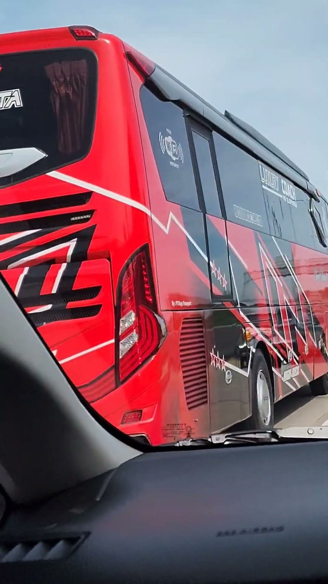 Dua Putri Trans Wedi Klaten: Mengurai Kisah Sukses di Balik Roda Pariwisata